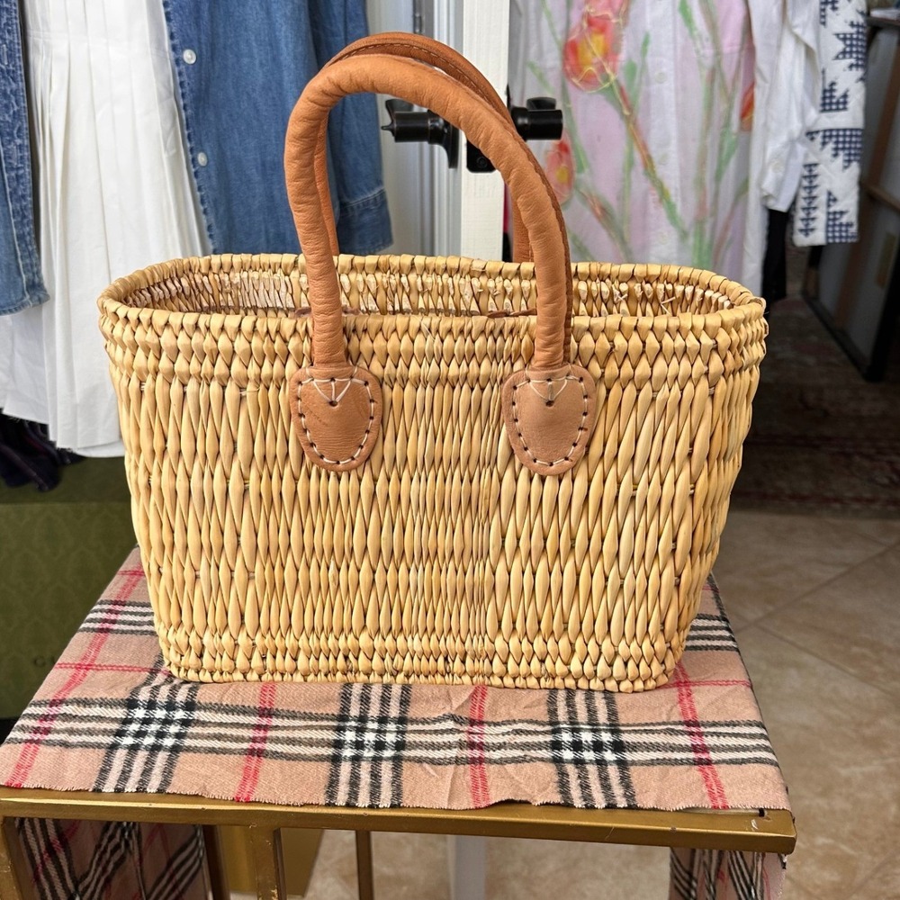 BooGemes NWT Straw Basket Tote Bag Small Natural Tan Leather Handles Woven - Picture 3 of 13